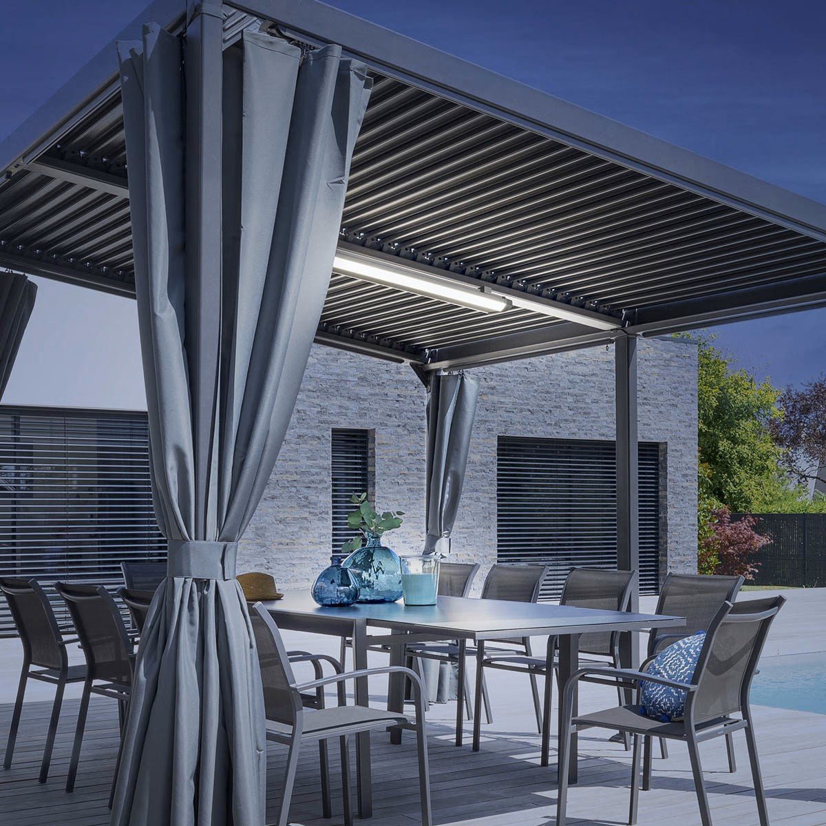 Pergola bioclimatique AVILA – Tonnelles et Pergolas – HygiRéa