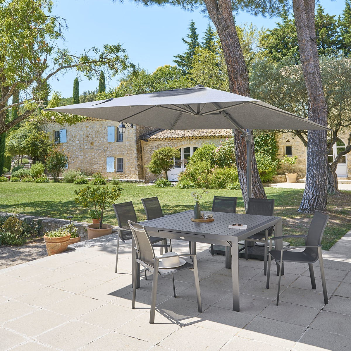 Parasol déporté MELHIA Anthracite / Graphite – Parasols – HygiRéa