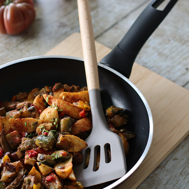 SPATULE AJOURÉE ELIOTT EN SILICONE AVEC MANCHE EN BOIS DE HÊTRE – Ustensile – HygiRéa