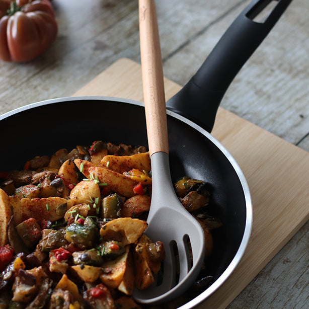 CUILLÈRE AJOURÉE ELIOTT EN SILICONE AVEC MANCHE EN BOIS DE HÊTRE – Ustensile – HygiRéa