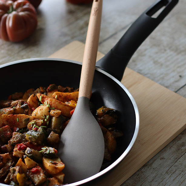 SPATULE MARYSE ELIOTT EN SILICONE AVEC MANCHE EN BOIS DE HÊTRE – Ustensile – HygiRéa