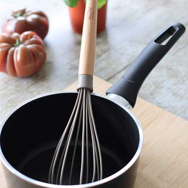 FOUET ELIOTT EN SILICONE AVEC MANCHE EN BOIS DE HÊTRE – Ustensile – HygiRéa