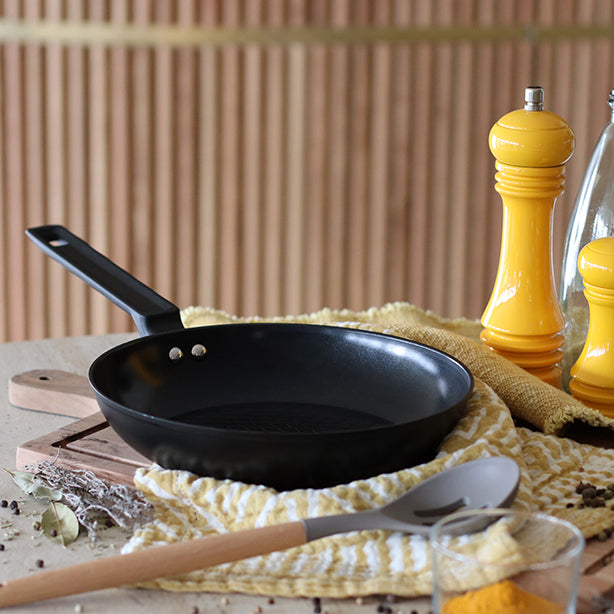 POELE FIRST 24CM EN ALUMINIUM NOIR INDUCTION – Poêle, poêlon et sauteuse – HygiRéa