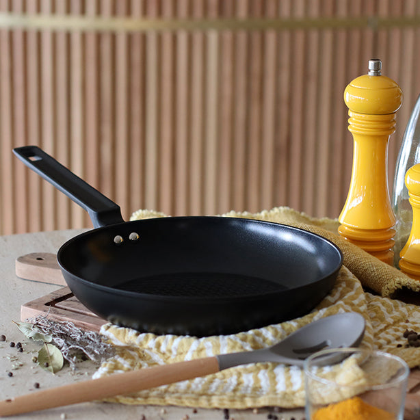 POELE FIRST 26CM EN ALUMINIUM NOIR INDUCTION – Poêle, poêlon et sauteuse – HygiRéa