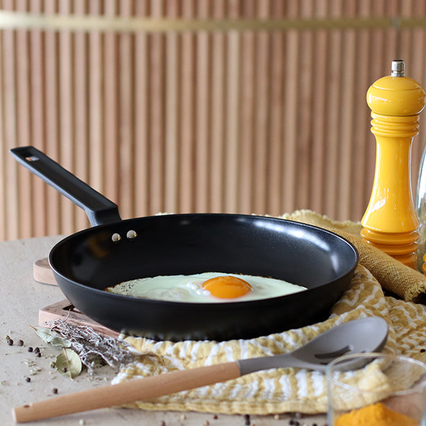 POELE FIRST 28CM EN ALUMINIUM NOIR INDUCTION – Poêle, poêlon et sauteuse – HygiRéa