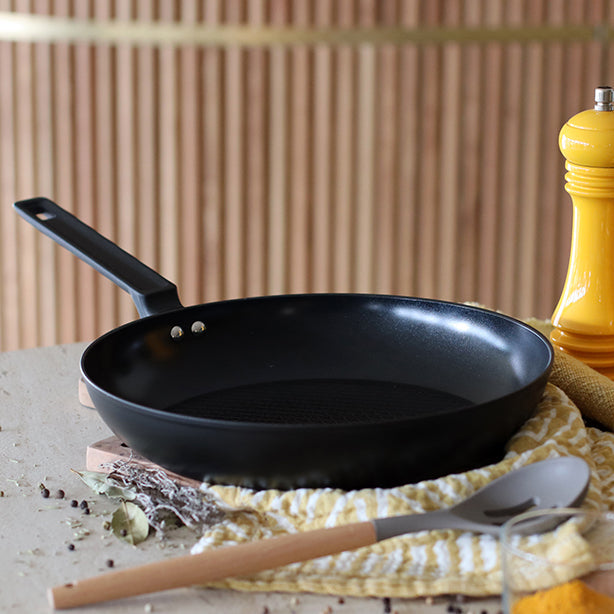 POELE FIRST 30CM EN ALUMINIUM NOIR INDUCTION – Poêle, poêlon et sauteuse – HygiRéa