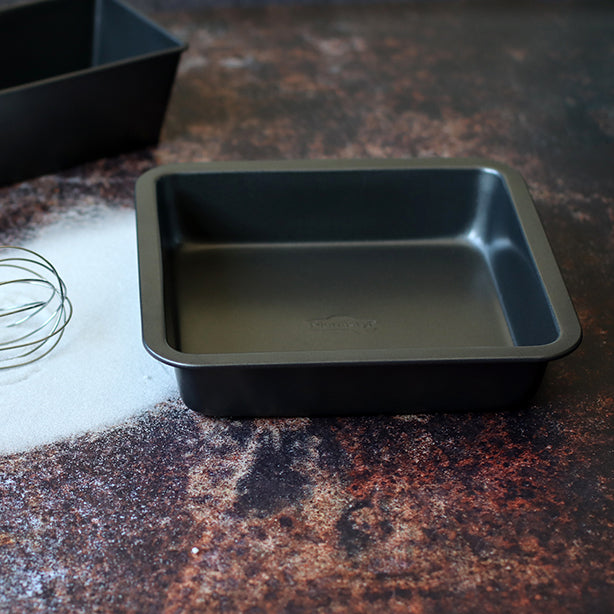MOULE À GATEAU FORME CARRÉE AMANDINE EN ACIER CARBONE – Cuisson au four – HygiRéa