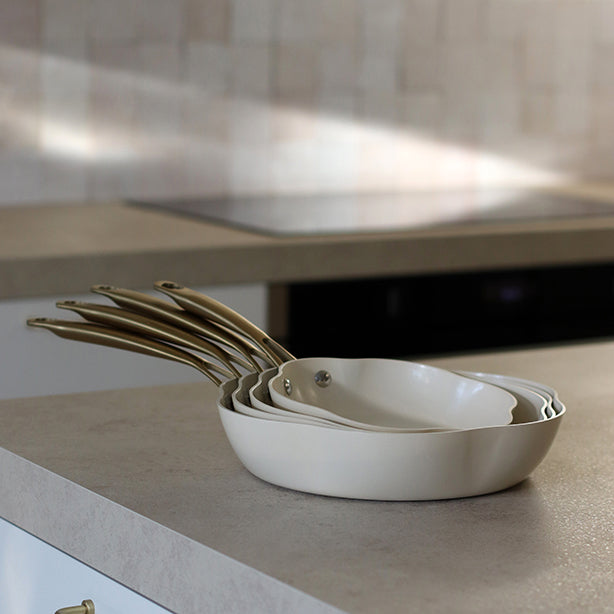 POELE DAHLIA 26CM EN ALUMINIUM RECYCLÉ BEIGE – Poêle, poêlon et sauteuse – HygiRéa