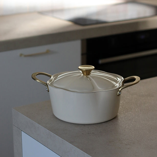 FAITOUT DAHLIA 24CM EN ALUMINIUM RECYCLÉ BEIGE AVEC COUVERCLE – Faitout, traiteur et marmite – HygiRéa