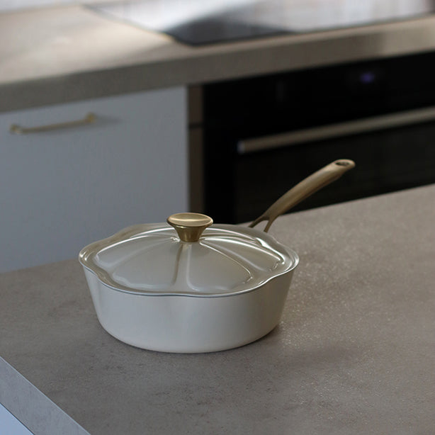 SAUTEUSE DAHLIA 24CM EN ALUMINIUM RECYCLÉ BEIGE – Poêle, poêlon et sauteuse – HygiRéa