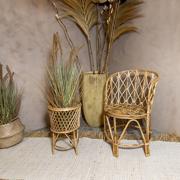 FAUTEUIL EN ROTIN TRESSÉ A LA MAIN 55X46X78CM KATAVI – Les assises – HygiRéa