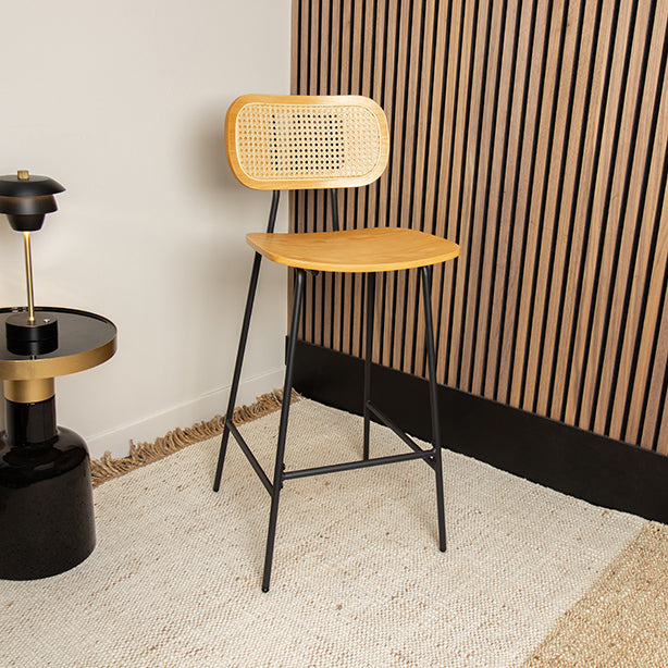 CHAISE DE BAR EN ROTIN BOIS NATUREL ET MÉTAL NOSARA – Les assises – HygiRéa