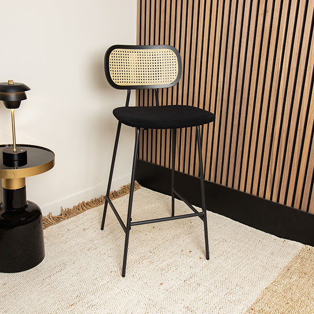CHAISE DE BAR EN ROTIN BOIS MÉTAL ET VELOURS COTELÉ NOIR NOSARA – Les assises – HygiRéa