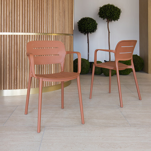 CHAISE EN POLYPROPYLÈNE TERRACOTTA SUNSET – Les chaises – HygiRéa
