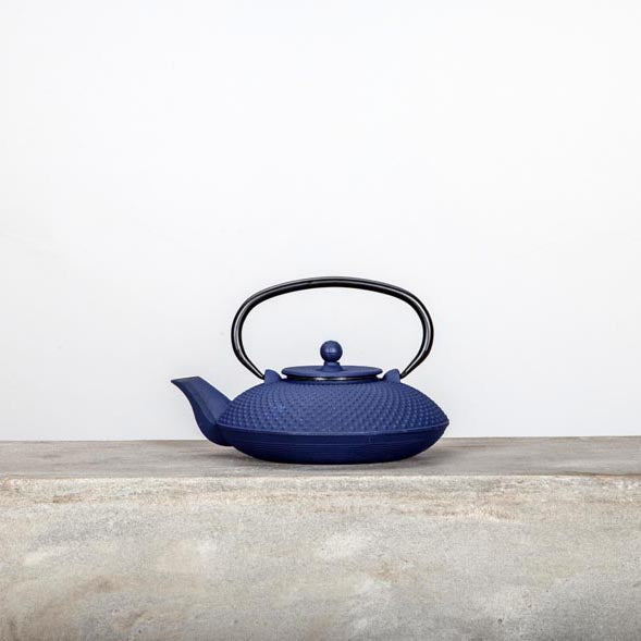 THEIERE FUJI 0L8 EN FONTE BLEUE – Café et thé – HygiRéa