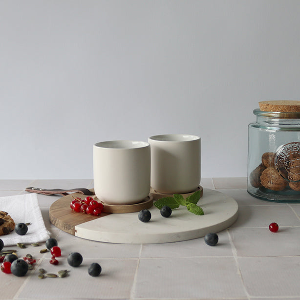 SET 2 TASSES ENZO EN PORCELAINE AVEC SUPPORT ACACIA 25 CL – Café et thé – HygiRéa