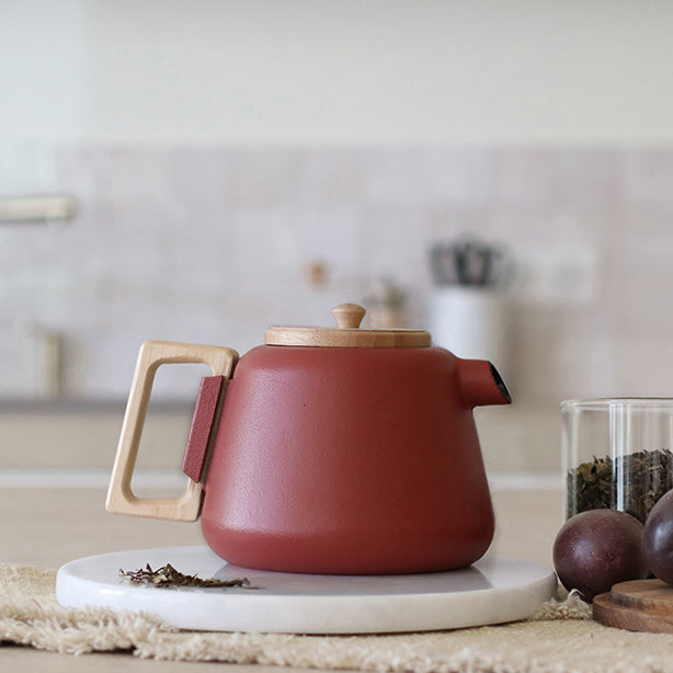 THÉIÈRE VIGGO 1000ML EN FONTE PAPRIKA AVEC POIGNÉE COUVERCLE BOIS – Café et thé – HygiRéa