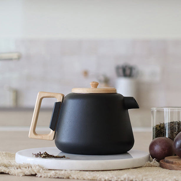 THÉIÈRE VIGGO 1000ML EN FONTE NOIR AVEC POIGNÉE COUVERCLE BOIS – Café et thé – HygiRéa