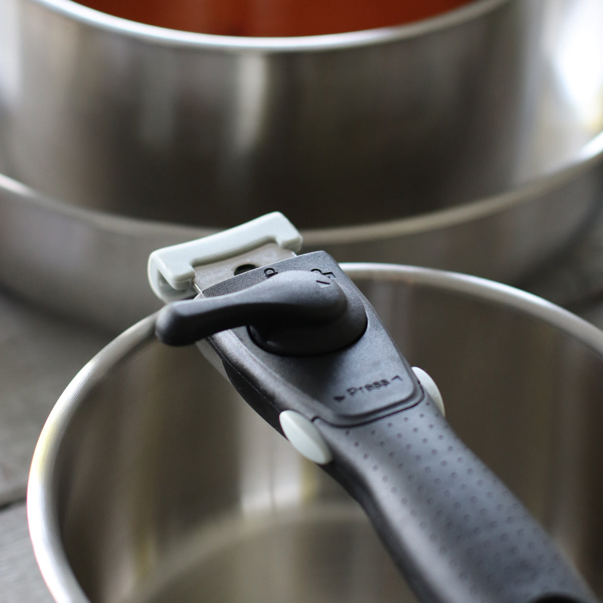 POIGNÉE AMOVIBLE IRIS INOX EN BAKÉLITE – Lot et batterie de cuisine – HygiRéa