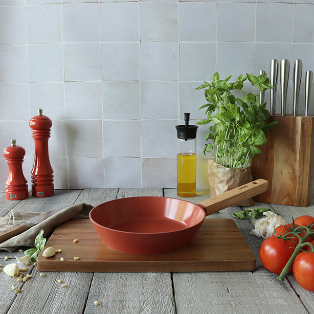 POÊLE ECTOR 20CM EN ALUMINIUM PAPRIKA AVEC MANCHE EN BOIS – Poêle, poêlon et sauteuse – HygiRéa