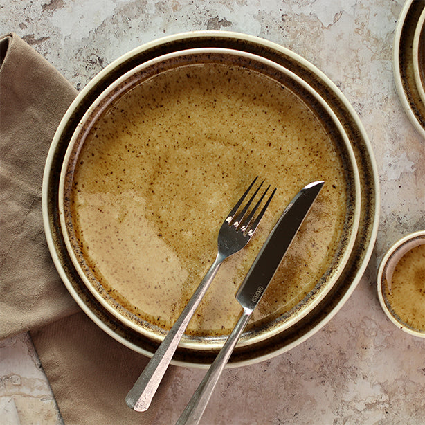 ASSIETTE PLATE STACK 27.5CM EN PORCELAINE MARRON – Assiette – HygiRéa