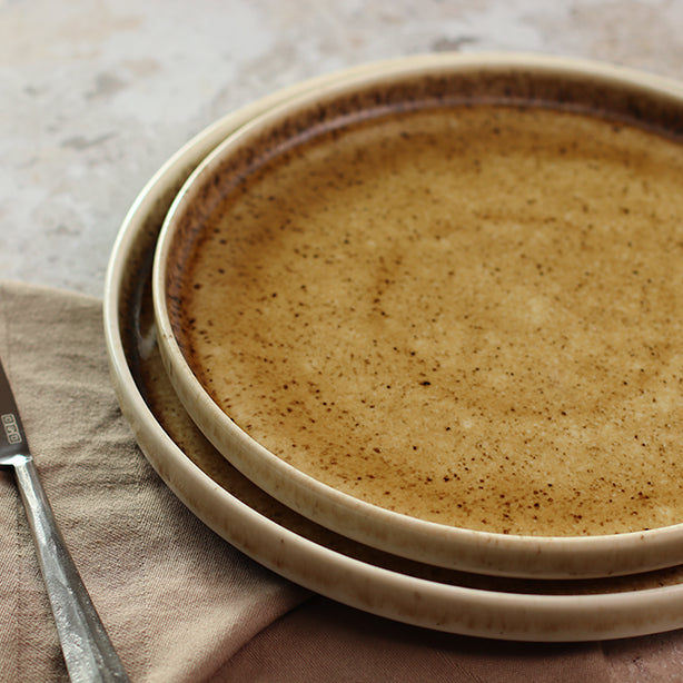 ASSIETTE PLATE STACK 25CM EN PORCELAINE MARRON – Assiette – HygiRéa