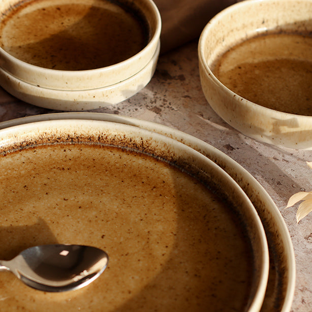 ASSIETTE PLATE STACK 17CM EN PORCELAINE MARRON – Assiette – HygiRéa