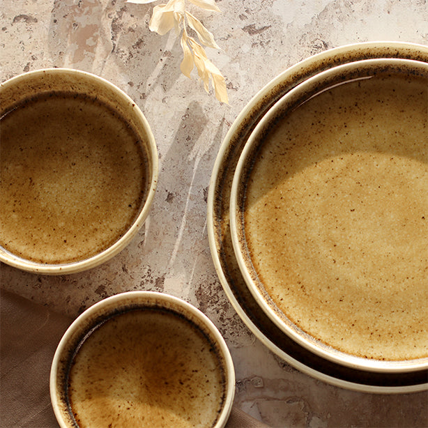 ASSIETTE PLATE STACK 13.5CM EN PORCELAINE MARRON – Assiette – HygiRéa