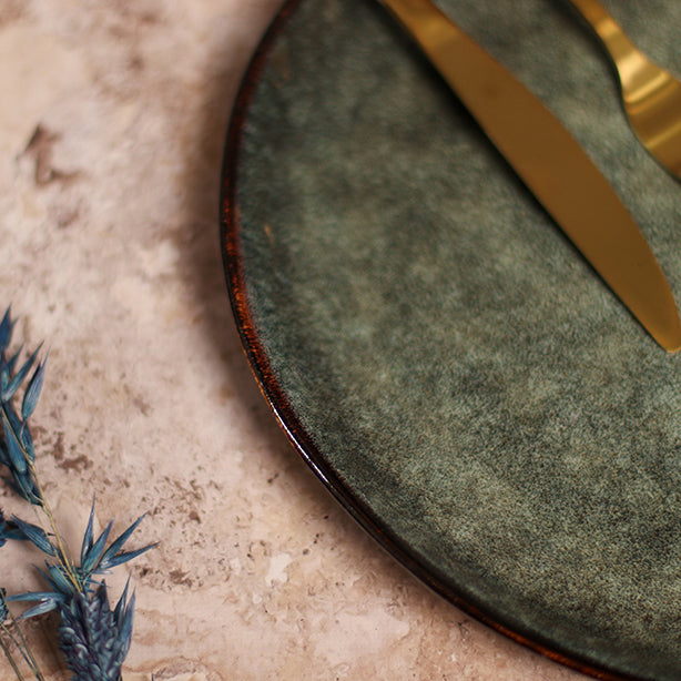 ASSIETTE PLATE GRENADA 27.5CM EN GRÈS VERT FONCÉ – Assiette – HygiRéa