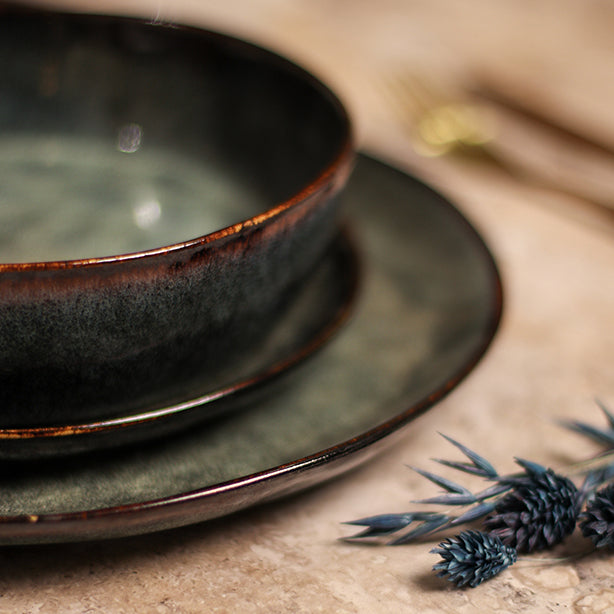 ASSIETTE COUPE GRENADA 20CM EN GRÈS VERT FONCÉ – Assiette – HygiRéa