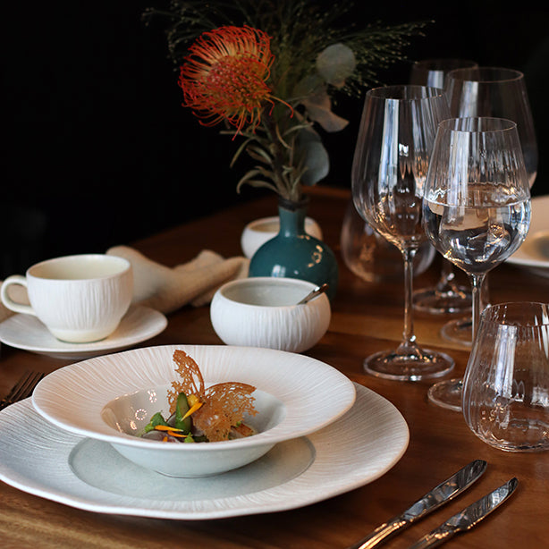 ASSIETTE PLATE URUS 28.5CM EN PORCELAINE BLEU ET BLANC – Assiette – HygiRéa