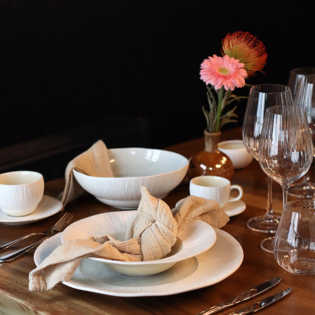 ASSIETTE GOURMET URUS 23.5CM EN PORCELAINE BLEU ET BLANC – Assiette – HygiRéa