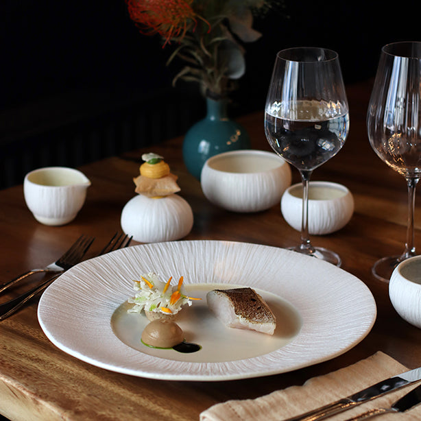 ASSIETTE PLATE URUS 31CM EN PORCELAINE BEIGE ET BLANC – Assiette – HygiRéa