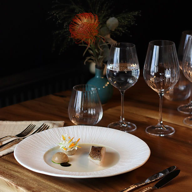 ASSIETTE PLATE URUS 28.5CM EN PORCELAINE BEIGE ET BLANC – Assiette – HygiRéa