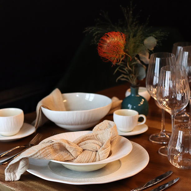 ASSIETTE CREUSE URUS 20CM EN PORCELAINE BEIGE ET BLANC – Assiette – HygiRéa