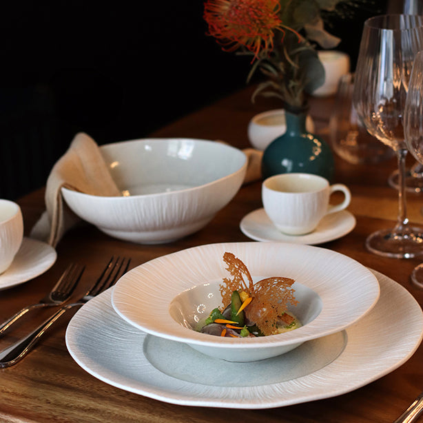 ASSIETTE GOURMET URUS 23.5CM EN PORCELAINE BEIGE ET BLANC – Assiette – HygiRéa