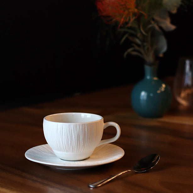 SOUCOUPE URUS 15CM EN PORCELAINE BEIGE ET BLANC – Petit déjeuner – HygiRéa