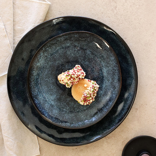 ASSIETTE PLATE COSTA 28CM EN GRÈS BLEU – Assiette – HygiRéa