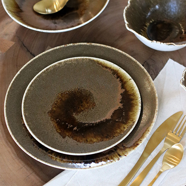 ASSIETTE PLATE SATURNE 27CM EN PORCELAINE MARRON – Assiette – HygiRéa