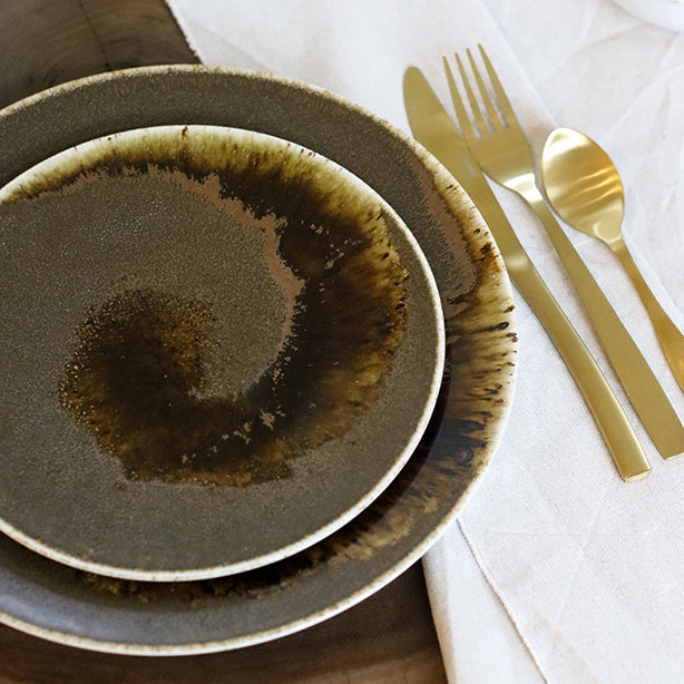 ASSIETTE DESSERT SATURNE 21CM EN PORCELAINE MARRON – Assiette – HygiRéa