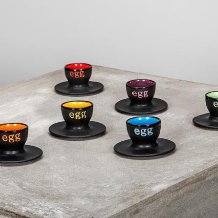 COQUETIER SUR SOCLE GRES COLORIS BICOLORES 6 COULEURS ASSORTIES – Accessoire de table – HygiRéa