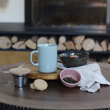 TISANIÈRE ANNA 350ML EN GRÈS CELADON COUVERCLE EN HEVEA – Café et thé – HygiRéa