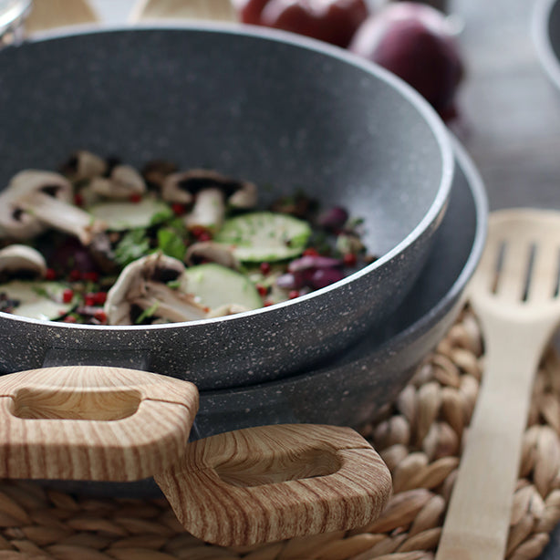 SAUTEUSE CANNELLE 24CM AVEC COUVERCLE EN VERRE ET POIGNÉES BOIS CLAIR – Poêle, poêlon et sauteuse – HygiRéa