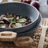 SAUTEUSE CANNELLE 24CM AVEC COUVERCLE EN VERRE ET POIGNÉES BOIS CLAIR – Poêle, poêlon et sauteuse – HygiRéa