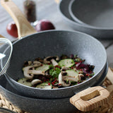 SAUTEUSE CANNELLE 28CM AVEC COUVERCLE EN VERRE ET POIGNÉES BOIS CLAIR – Poêle, poêlon et sauteuse – HygiRéa