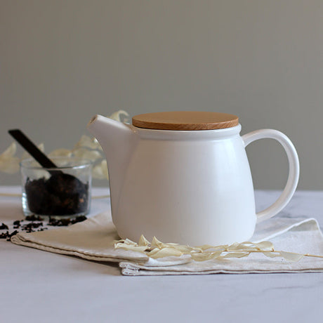 THÉIÈRE MONA 1000ML EN PORCELAINE BLANCHE ET COUVERCLE BOIS – Café et thé – HygiRéa