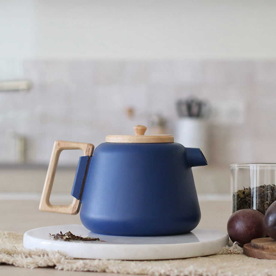 THÉIÈRE VIGGO 1000ML EN FONTE BLEU AVEC POIGNÉE COUVERCLE BOIS – Café et thé – HygiRéa