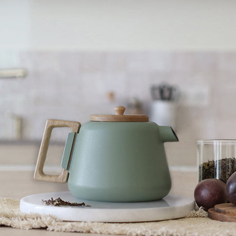 THÉIÈRE VIGGO 1000ML EN FONTE AMANDE AVEC POIGNÉE COUVERCLE BOIS – Café et thé – HygiRéa