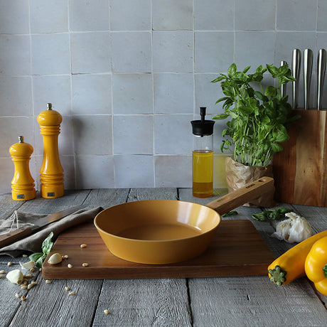 POÊLE ECTOR 20CM EN ALU REVÊTEMENT CÉRAMIQUE JAUNE AVEC MANCHE BOIS – Poêle, poêlon et sauteuse – HygiRéa