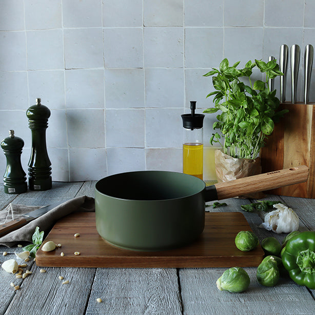 CASSEROLE ECTOR 18CM EN ALUMINIUM KAKI AVEC MANCHE EN BOIS – Casserole – HygiRéa